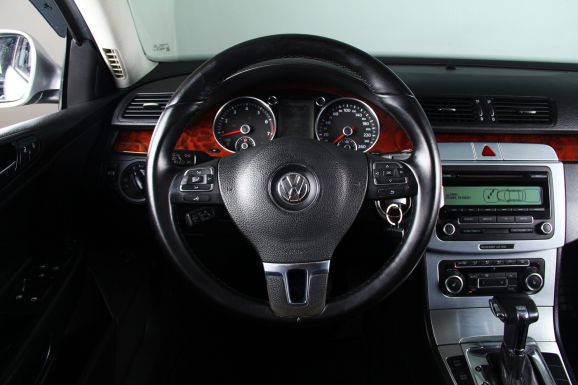 Volkswagen Passat, 1.8 л, Робот, 2010 фото 11