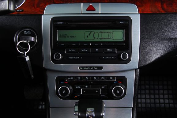 Volkswagen Passat, 1.8 л, Робот, 2010 фото 12