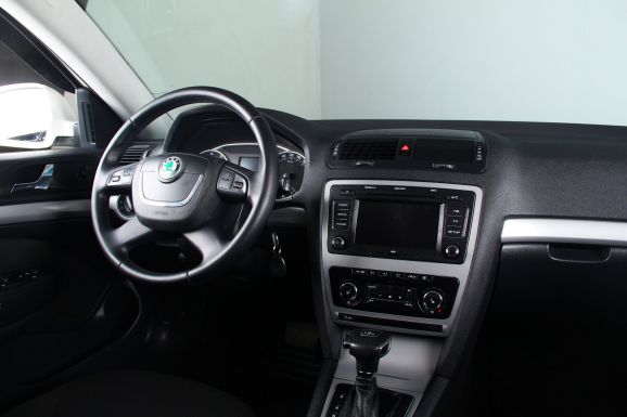 Skoda Octavia, 1.8 л, Робот, 2012 фото 10