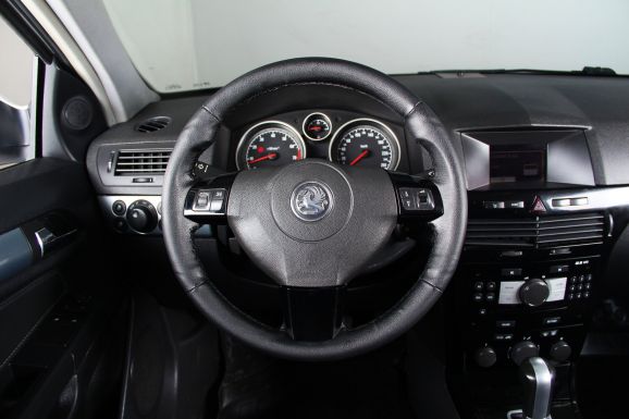 Opel Astra, 1.8 л, АТ, 2012 фото 7