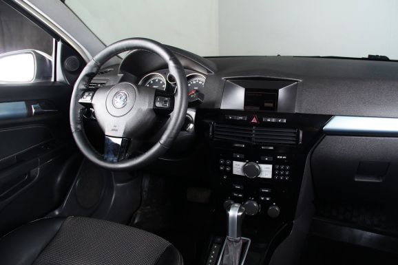 Opel Astra, 1.8 л, АТ, 2012 фото 10