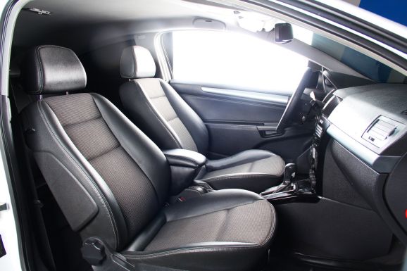 Opel Astra, 1.8 л, АТ, 2012 фото 2