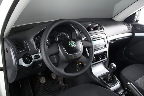 Skoda Octavia, 1.8 л, МТ, 2010 фото 8