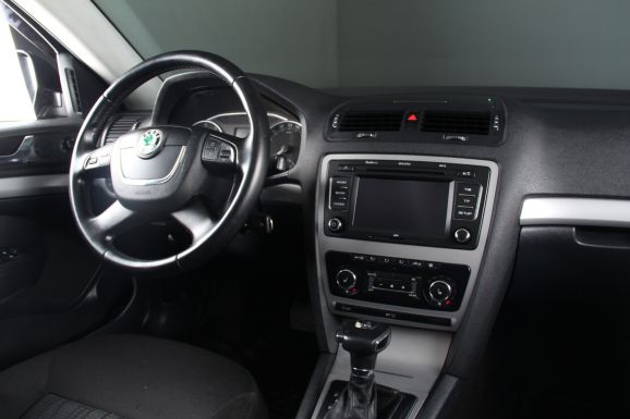 Skoda Octavia, 1.8 л, Робот, 2011 фото 12