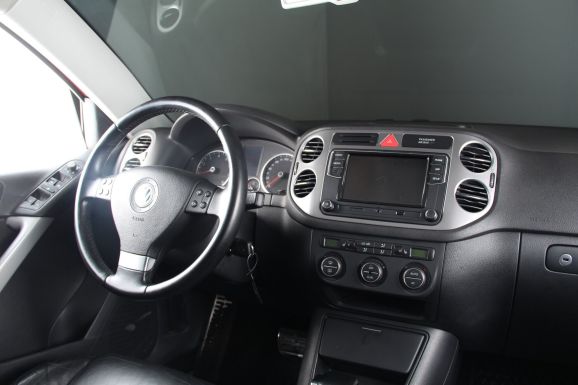 Volkswagen Tiguan Sport&Style, 2.0 л, АТ, 2011 фото 8