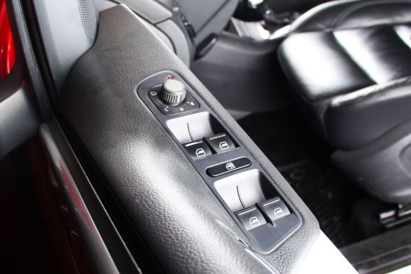 Volkswagen Tiguan Sport&Style, 2.0 л, АТ, 2011 фото 2