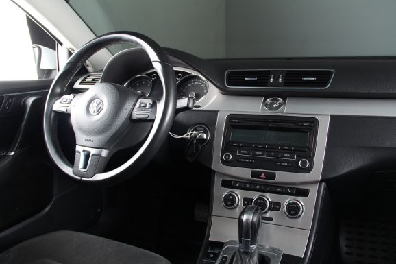 Volkswagen Passat, 1.8 л, Робот, 2013 фото 12