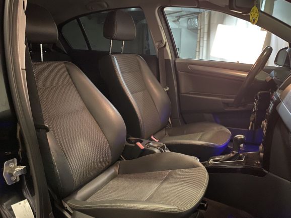 Opel Astra, 1.8 л, АТ, 2010 фото 1