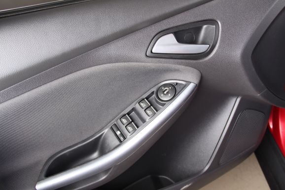 Ford Focus, 1.6 л, Робот, 2014 фото 7