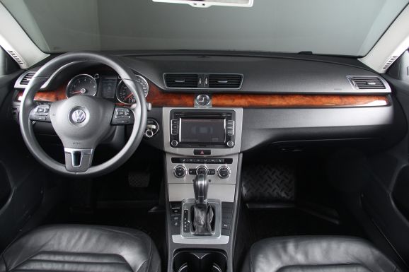 Volkswagen Passat, 1.8 л, Робот, 2014 фото 10
