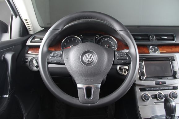 Volkswagen Passat, 1.8 л, Робот, 2014 фото 11