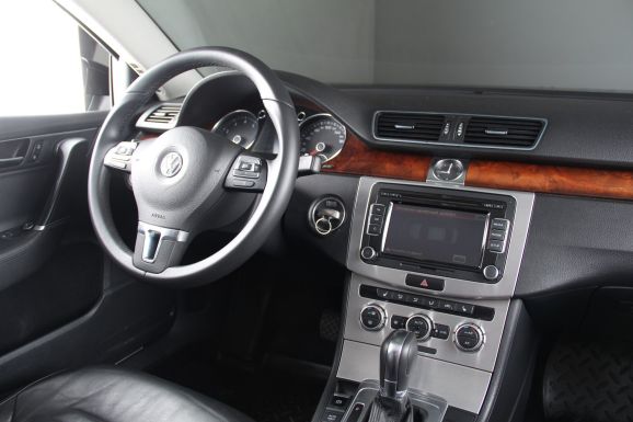 Volkswagen Passat, 1.8 л, Робот, 2014 фото 12