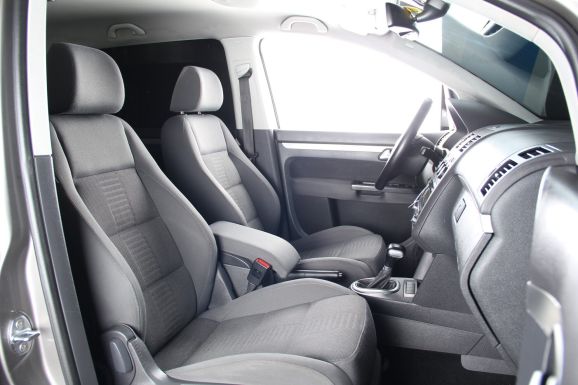 Volkswagen Touran, 2.0 л, Робот, 2010 фото 2