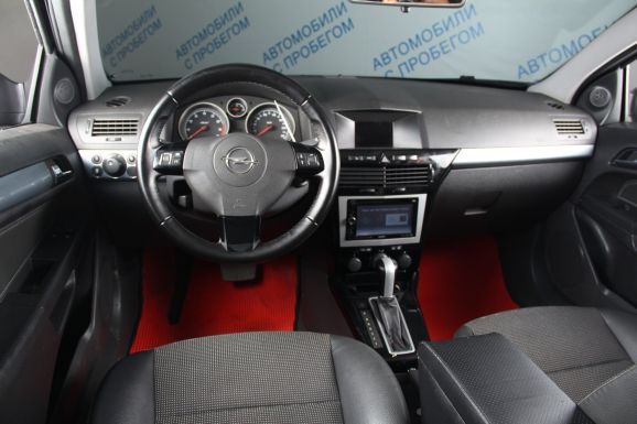Opel Astra, 1.8 л, АТ, 2012 фото 10