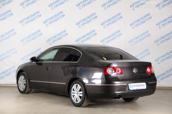 Volkswagen Passat, 1.8 л, Робот, 2009 фото 6
