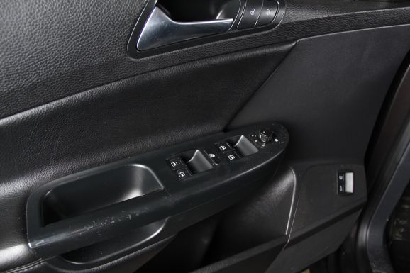 Volkswagen Passat, 1.8 л, Робот, 2009 фото 7