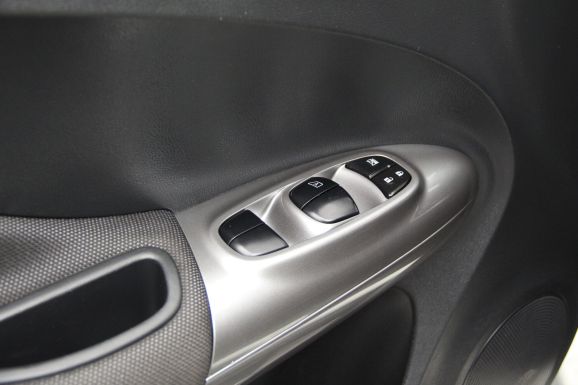 Nissan Juke SE+, 1.6 л, Вариатор, 2014 фото 12