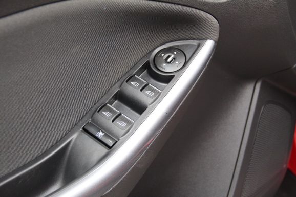 Ford Focus Trend +ESP, 2.0 л, МТ, 2012 фото 11