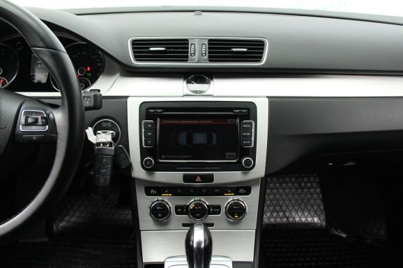 Volkswagen Passat Highline, 1.8 л, Робот, 2013 фото 9