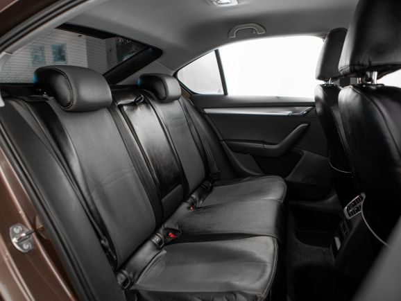 Skoda Octavia, Робот, 2015 фото 9