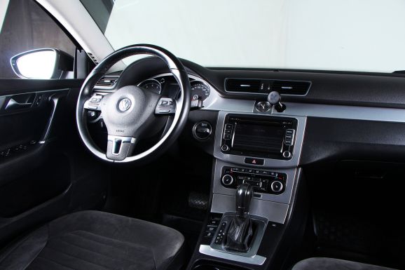 Volkswagen Passat, 1.8 л, Робот, 2013 фото 12