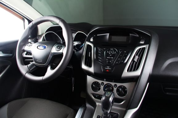Ford Focus, 1.6 л, Робот, 2013 фото 12