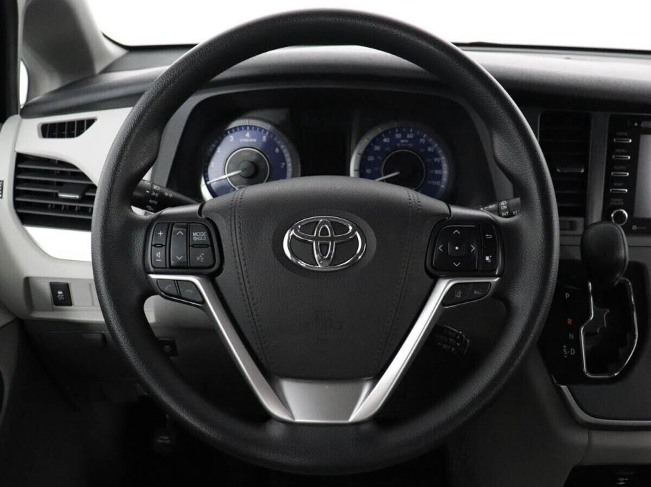 Toyota Sienna, 3.5 л, АТ, 2018 фото 8