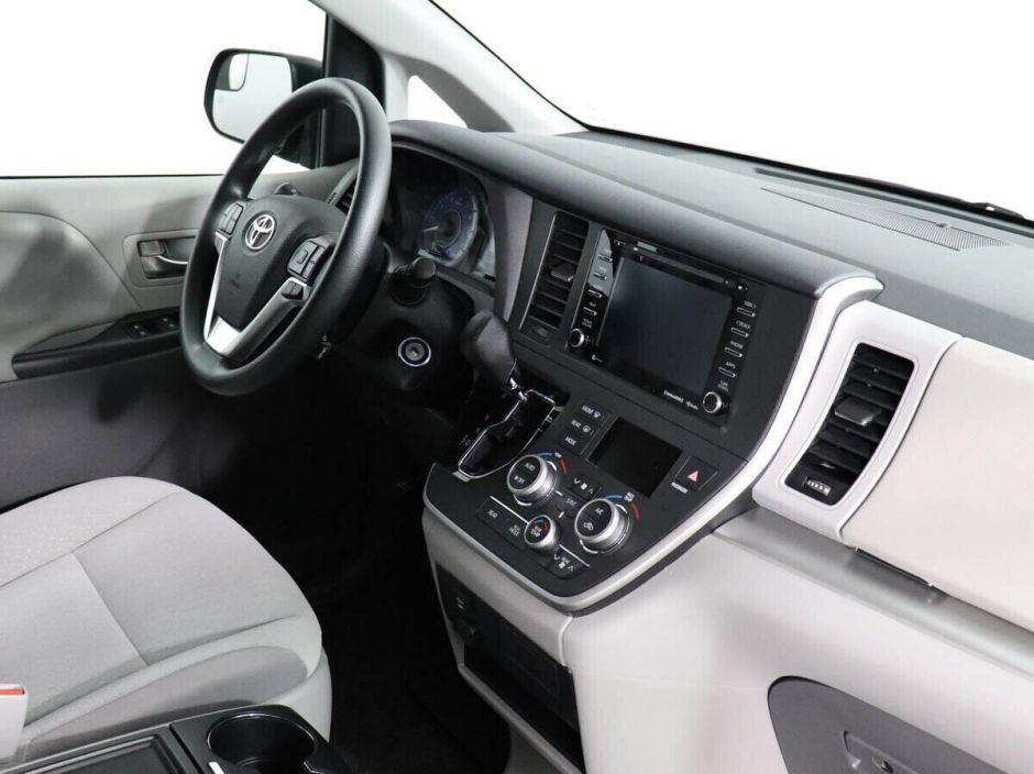 Toyota Sienna, 3.5 л, АТ, 2018 фото 13