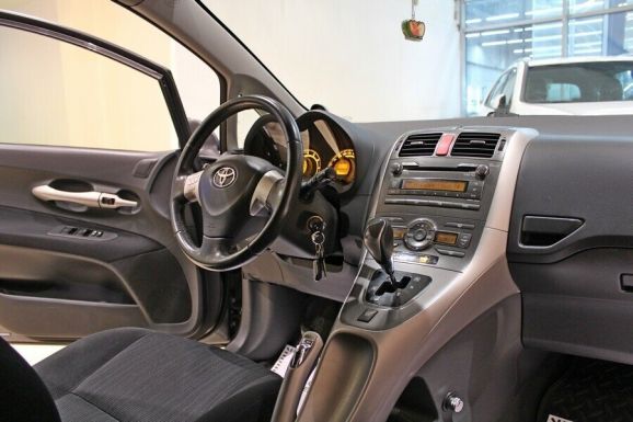 Toyota Auris, 1.6 л, Робот, 2009 фото 7