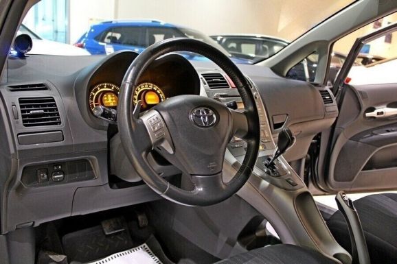 Toyota Auris, 1.6 л, Робот, 2009 фото 2
