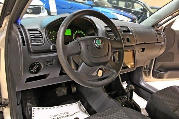 Skoda Fabia, 1.6 л, АТ, 2012 фото 1