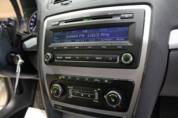 Skoda Octavia, 1.8 л, Робот, 2011 фото 10