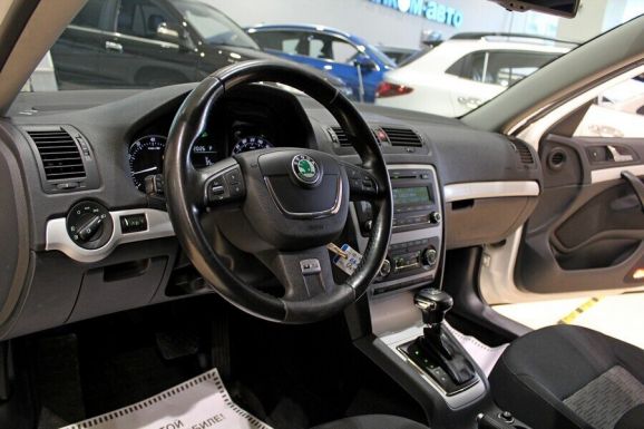 Skoda Octavia, 1.8 л, Робот, 2011 фото 12