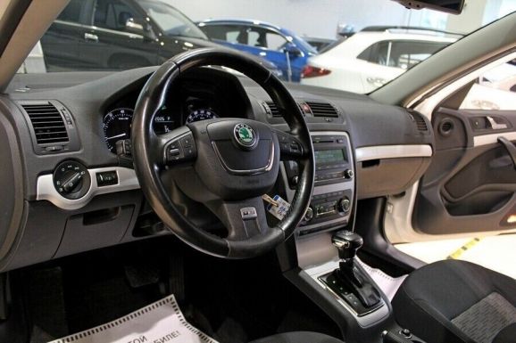 Skoda Octavia, 1.8 л, Робот, 2011 фото 1