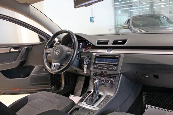 Volkswagen Passat, 1.8 л, Робот, 2011 фото 7