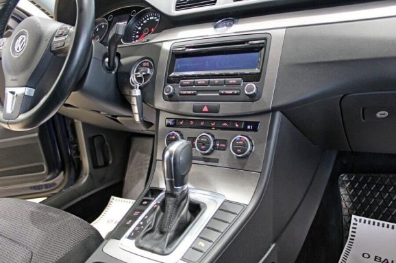 Volkswagen Passat, 1.8 л, Робот, 2011 фото 9