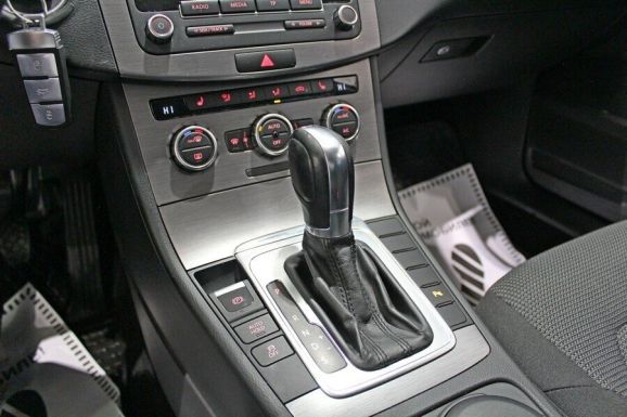 Volkswagen Passat, 1.8 л, Робот, 2011 фото 2